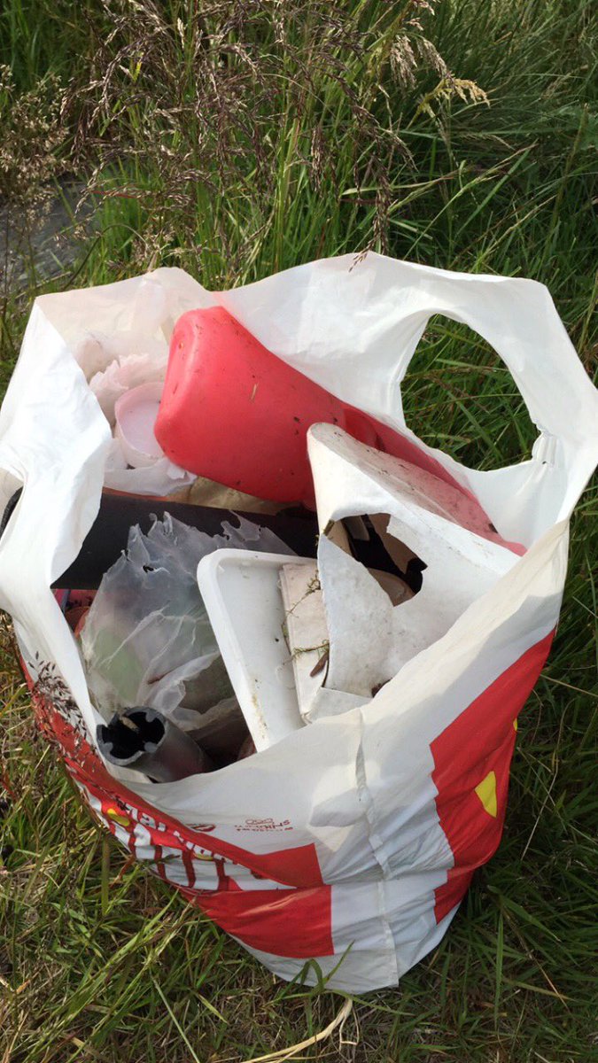 Resultatet fra gårsdagens fisketur langs en strand på Hardangervidda; 0kg ørret og 5kg plast. Oppfordrer alle til å bruke minst 5min til å plukke søppel på årets sommertur! #strandliv #plasticwaste