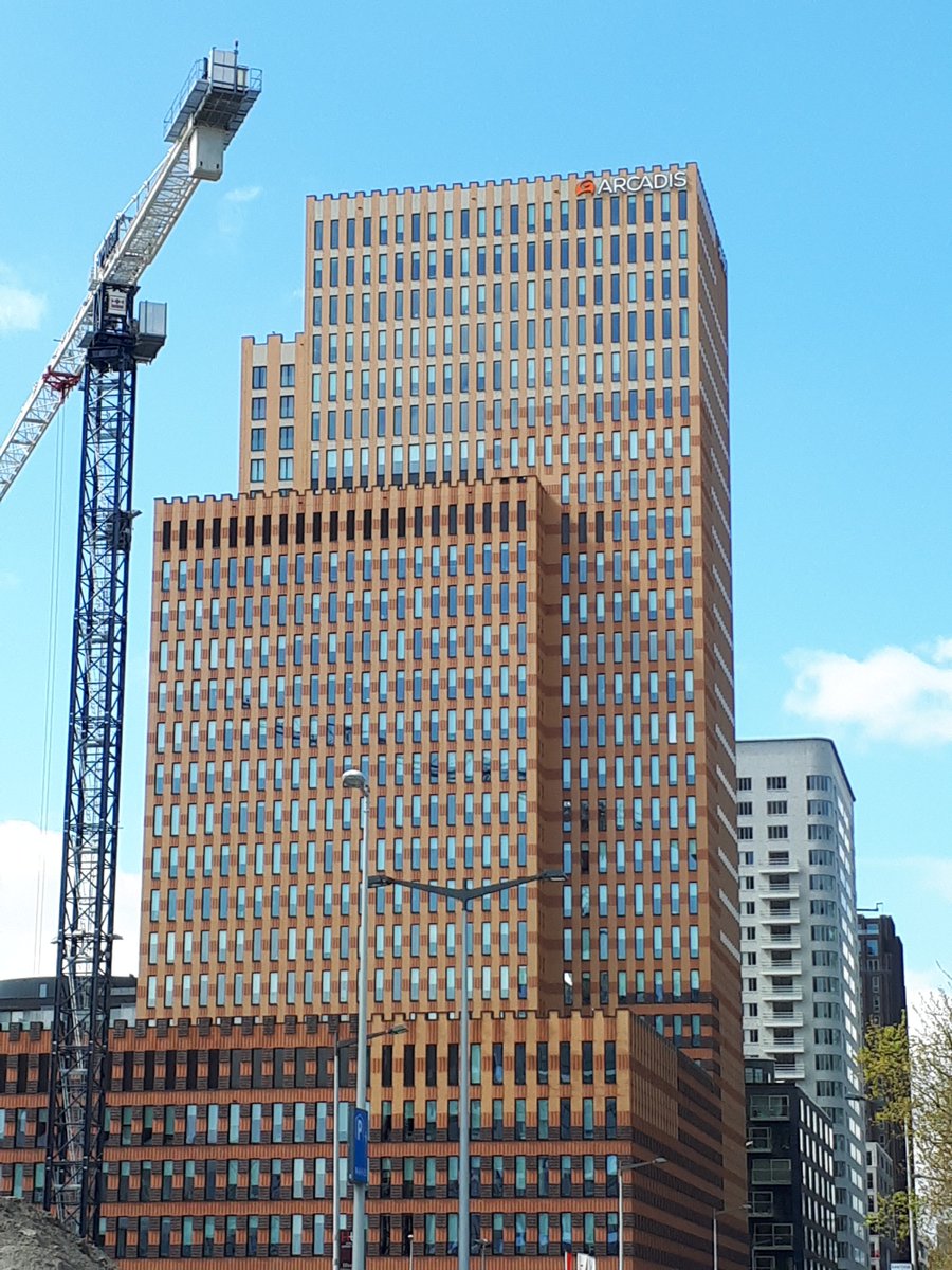 Onze monteurs zijn weer tot grote hoogte gestegen voor onderhoudswerkzaamheden bij @arcadisnl. Zou jij dit durven? #zichtbaarheid #ledreclame #lichtreclame