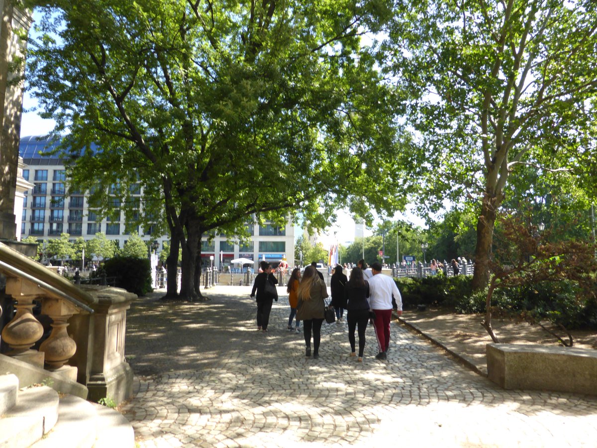 campusberlin's tweet photo. Unterricht mal anders – #Kaufleute für #Büromanagement werden zu Stadtentdecker! Eine #Ausbildung muss nicht immer im #Klassenzimmer oder im #Büro stattfinden; es geht auch bei schönem Wetter an der frischen Luft! https://t.co/epJ9htGQwR https://t.co/vu0PxOr9sH