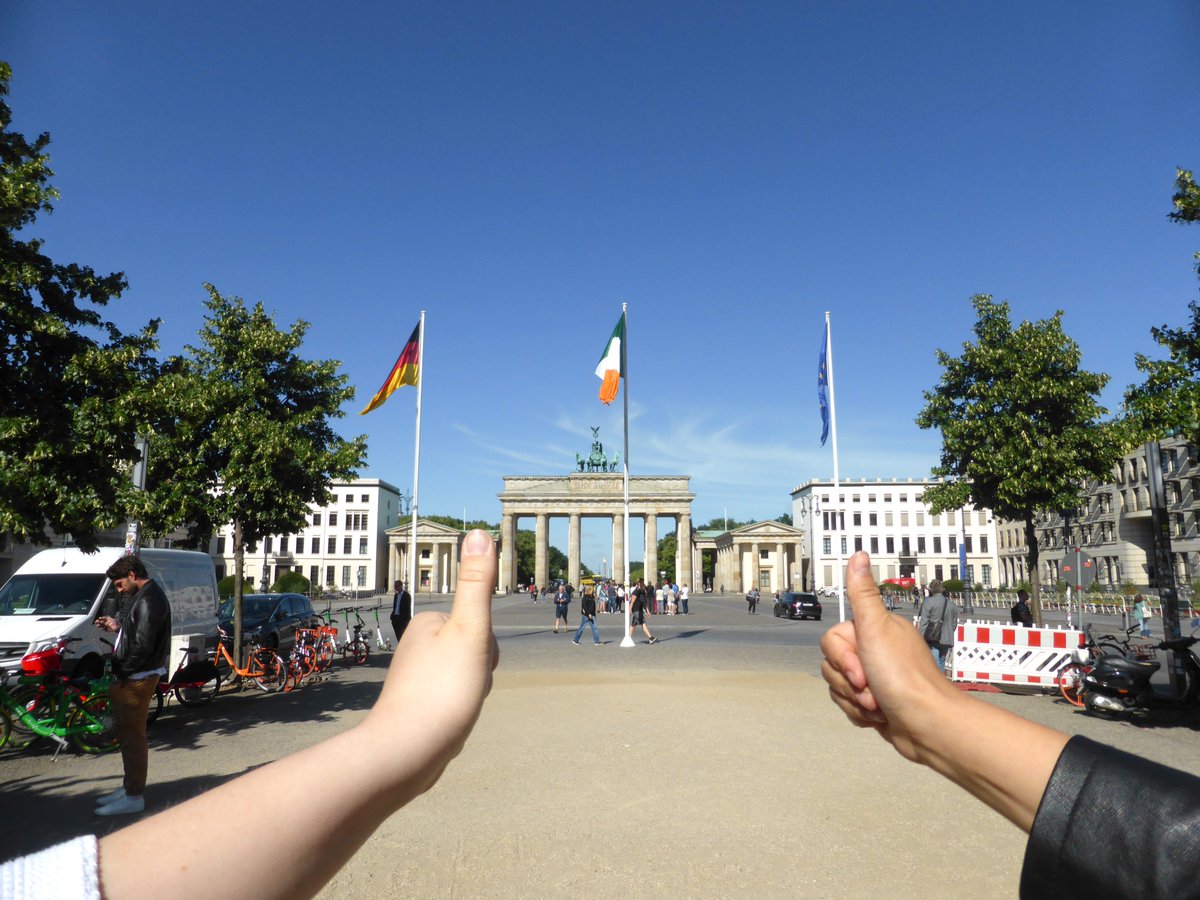 campusberlin's tweet photo. Unterricht mal anders – #Kaufleute für #Büromanagement werden zu Stadtentdecker! Eine #Ausbildung muss nicht immer im #Klassenzimmer oder im #Büro stattfinden; es geht auch bei schönem Wetter an der frischen Luft! https://t.co/epJ9htGQwR https://t.co/vu0PxOr9sH