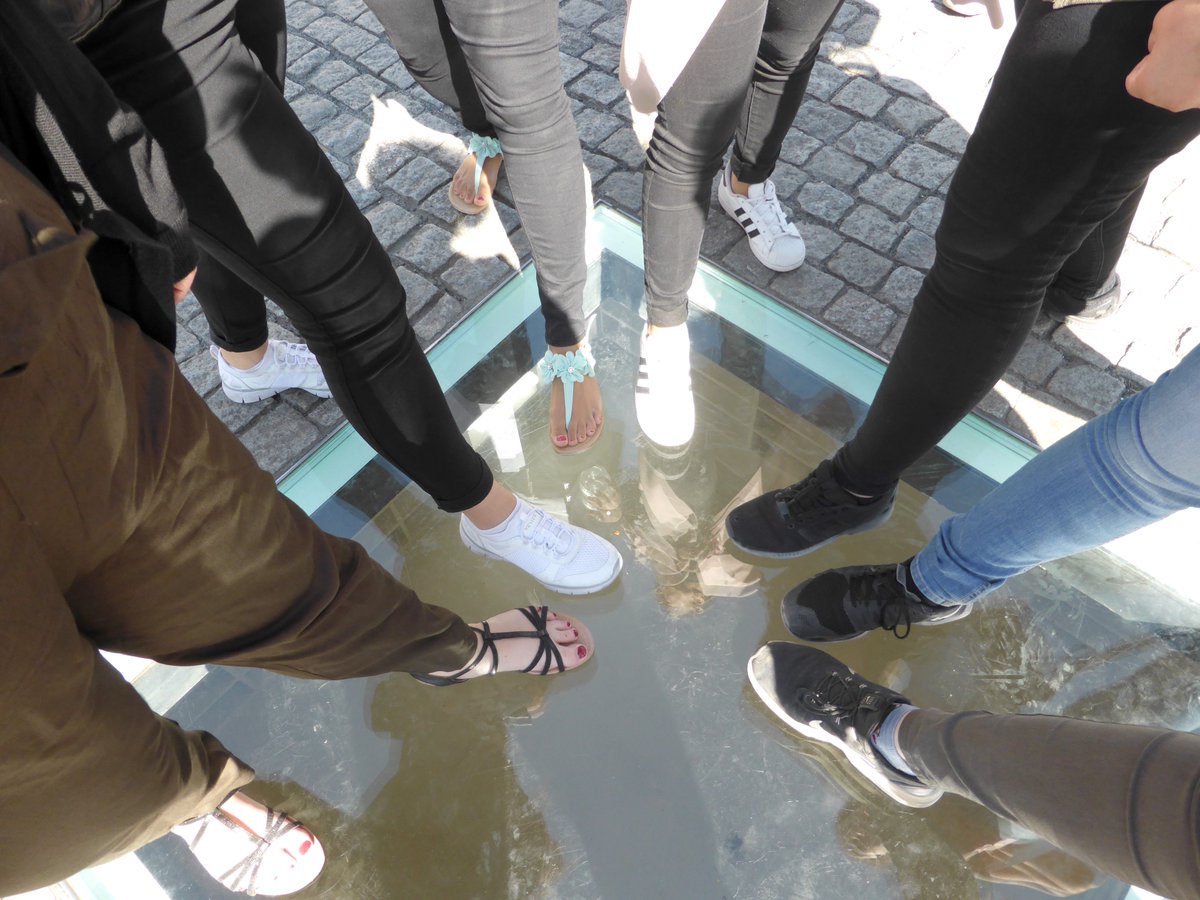 campusberlin's tweet photo. Unterricht mal anders – #Kaufleute für #Büromanagement werden zu Stadtentdecker! Eine #Ausbildung muss nicht immer im #Klassenzimmer oder im #Büro stattfinden; es geht auch bei schönem Wetter an der frischen Luft! https://t.co/epJ9htGQwR https://t.co/vu0PxOr9sH
