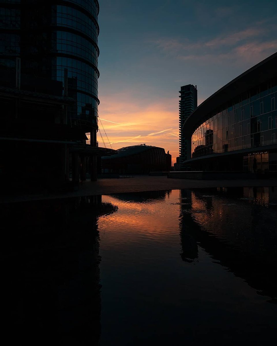 "L’alba ha una sua misteriosa grandezza che si compone d’un residuo di sogno e d’un principio di pensiero."
(Victor Hugo)

📸 Massimiliano Donghi (instagram.com/milanstagramcom)
⛩️ #17luglio #Milano #sunrise