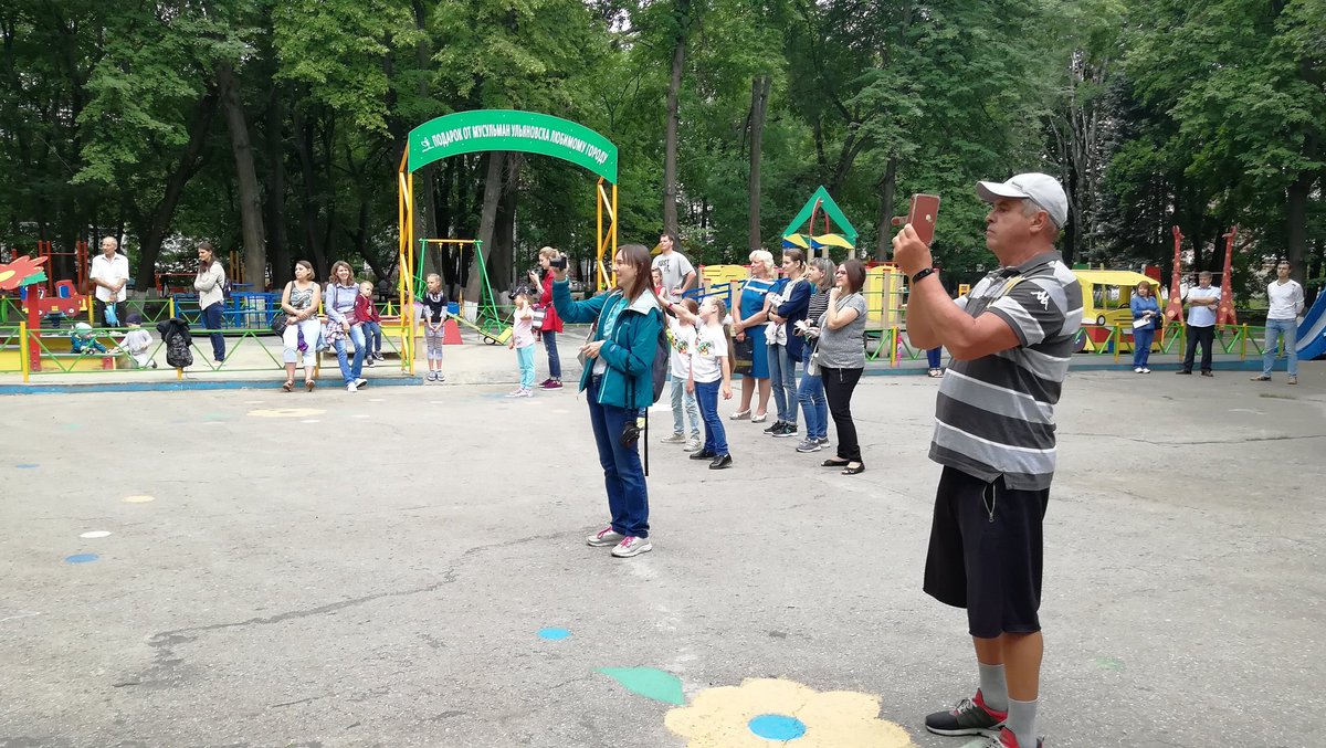 #агитпоезд #ленинскийрайон #паркматросова стартовала площадка по ЗОЖ, со всего парка подтягиваются родители,бабушки и дедушки с детьми всех возрастов