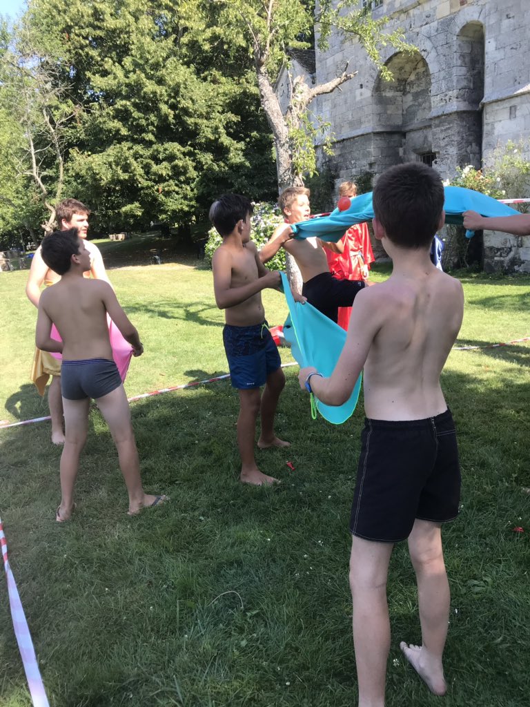scout34_sl's tweet photo. JOUR 4: ça y est la quête vers le kimono sacré a commencé. Avant de partir les scouts doivent prouver leurs valeurs au dignitaires du village et donc .... OLYMPIADES !!!!! 🥇🥈🥉 https://t.co/k2jANQQqE0