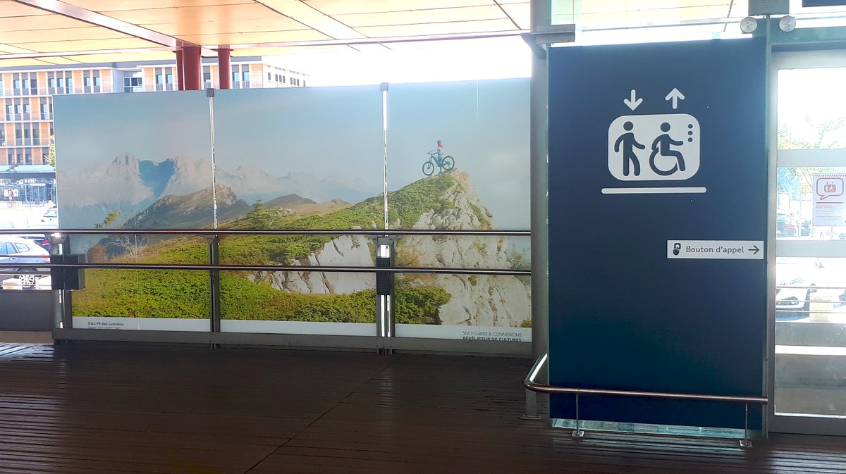 Liazyd_sncf's tweet photo. [CULTURE EN GARE]

La #GaredeValenceTGV accueille un tout nouveau partenariat avec les parcs naturels régionaux des Monts d’Ardèche et du Vercors et illustre la vie culturelle des régions et des villes au cœur des gares. 🌲

@johan_sncf @Mylene_sncf @ConnectGares https://t.co/eFWETFgbVg