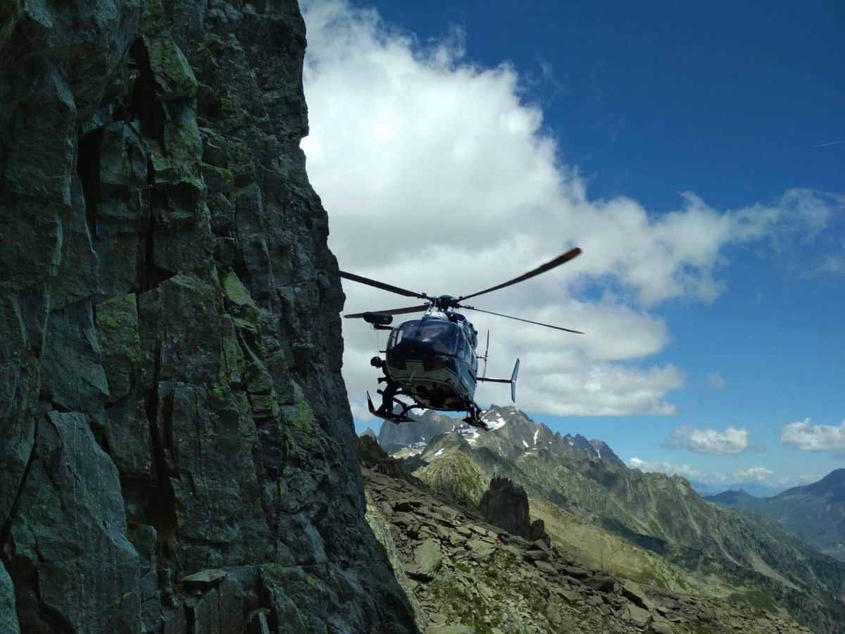 Gendarmerie_074's tweet photo. ✔️ A l'occasion d'un entraînement au Brévent, les 👮‍♂️ du @PGHMChamonix sont témoins d'une chute en escalade. 🧗‍♂️ Au bilan, une cheville cassée. Ils passent immédiatement l'alerte, et la victime évacuée 5️⃣min plus tard. 🚁 #ServiceExpress #PréventionDeProximité https://t.co/5TodNq4hTH