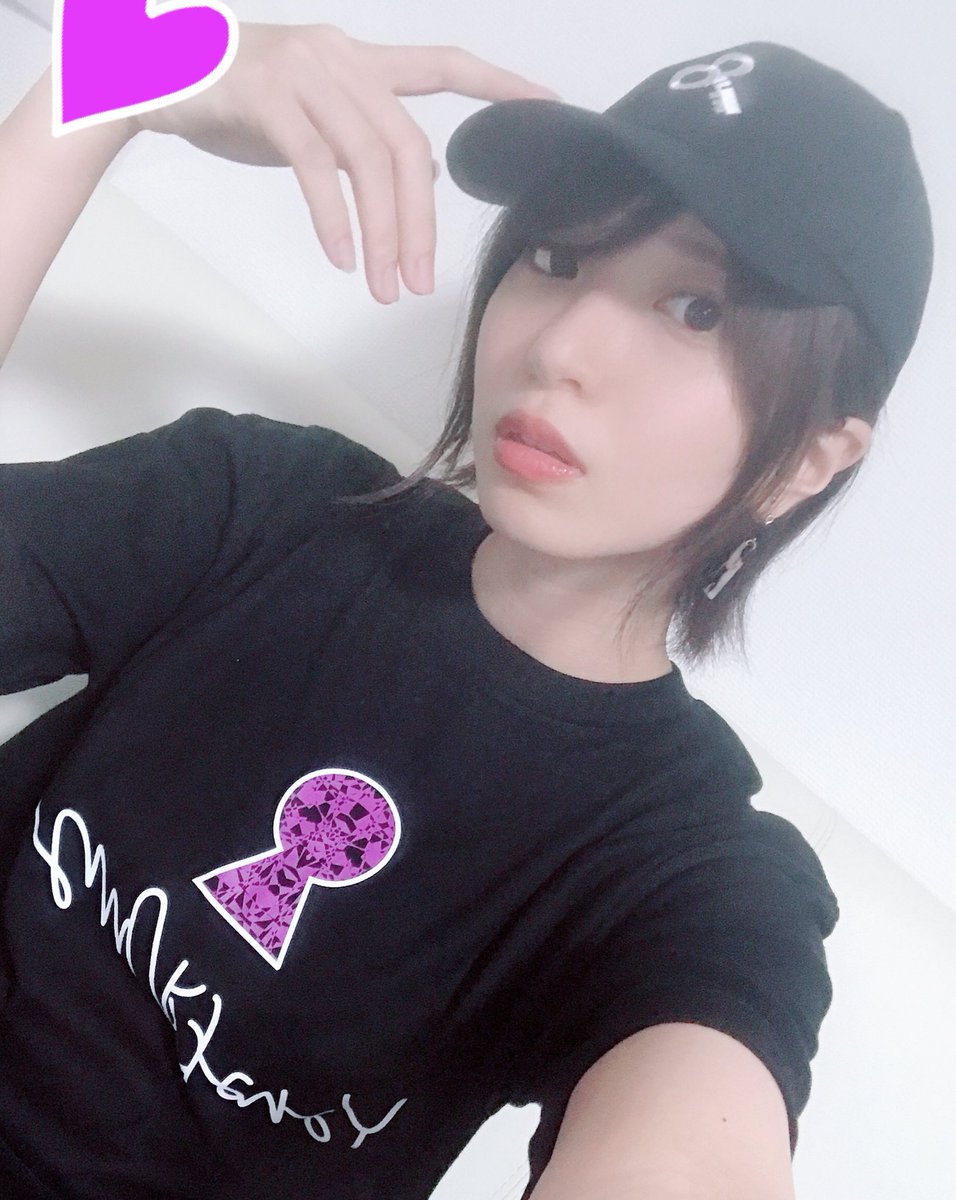 八巻アンナ Tシャツblack キャップblack 紫が際立ってかっこいい 前回のコラボtシャツ はライブとかに着てきてほしいな というデザインだったので 今回は普段もさらっと着れるようなデザインにしてみました 八巻アンナ Tシャツblack キャップblack 紫が際立ってかっこいい 前回のコラボtシャツ はライブとかに着てきてほしいな というデザインだったので 今回は普段もさらっと着れるようなデザインにしてみました