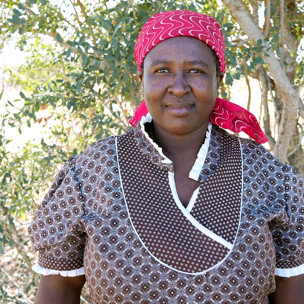 TintsabaCraft's tweet image. MEET A WEAVER 
Nonjabuliso Simelane, our talented artisan specialized weaving Gallery Grade baskets. She is from the Gugcuka group and we are so proud to have her as part of our Tintsaba team ❤️
#tintsaba #remarkablewomen #masterweavers #swaziland #africa #handmade #fairtrade