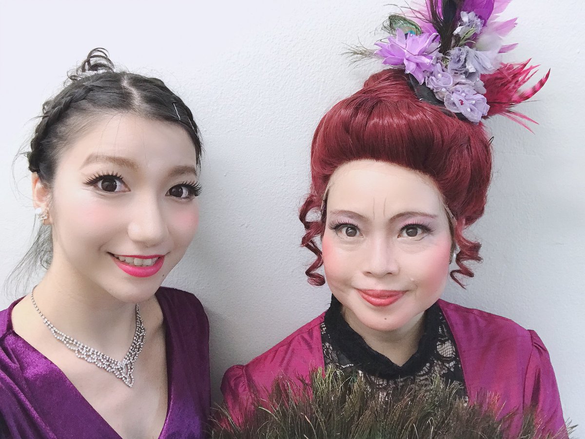 Saya シンデレラキャストの写真続き 継母役の神野美奈実さん 大きい姉役の一家ゆりさん 小さい姉役の浅見かがりさん 3人が舞踏会に出かける前のシーン ガラスの靴を履こうとするシーン とても好きでした ˊ ˋ C8jia70zgvznqaw T Co