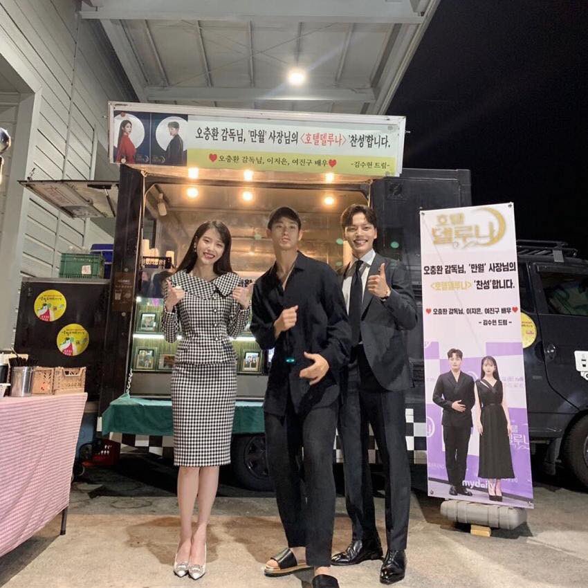 #KimSooHyun #김수현 Surprises IU and Yeo Jin Goo by Showing up on Set with a Coffee Truck
koreaboo.com/news/kim-soo-h