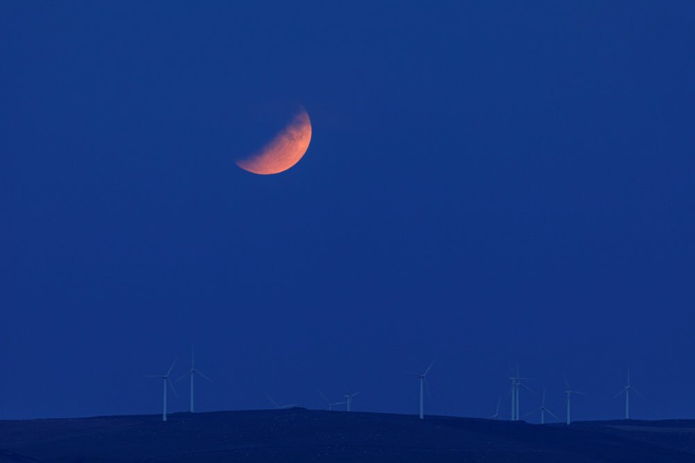 Moon rising in partial eclipse over Mynydd Gorddu wind farm, Ceredigion last night #LunarEclipse <a href="/StormHour/">#StormHour</a> <a href="/visitceredigion/">Discover Ceredigion</a> <a href="/VisitCambMtns/">The Cambrian Mountains ❤️🏴󠁧󠁢󠁷󠁬󠁳󠁿⛰✨</a>