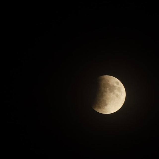 Fontestad_C's tweet photo. #eclipselunar #eclipse #luna #moon #foolmoon #menorca #ciutadella #loveislove🏳️‍🌈 #lovewins❤ https://t.co/cT3lywD86j https://t.co/Urk3tGWPyT