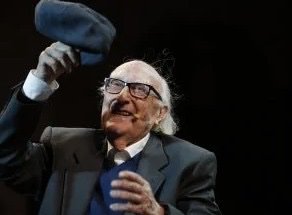 AccademiaCrusca's tweet photo. «Mi capita di usare parole dialettali che esprimono compiutamente, rotondamente, come un sasso, quello che io volevo dire, e non trovo l’equivalente nella lingua italiana. Non è solo una questione di cuore, è anche di testa. Testa e cuore».
Andrea #Camilleri
♥️😢 https://t.co/pMs8ifrzpO