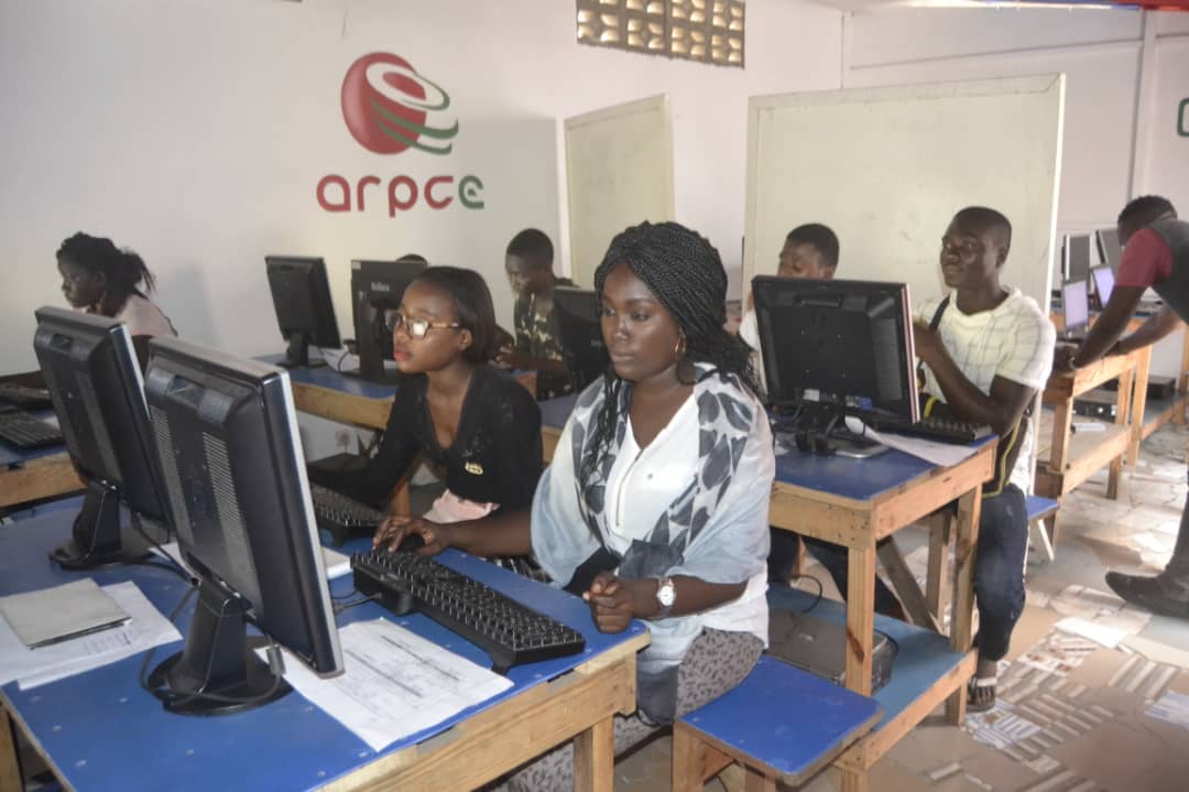 amidcongo's tweet photo. 3ème édition des Journées du Numérique Solidaires à Mpaka, Pointe Noire, Congo 
🎯 Lutter contre la fracture numérique ou l' #illectronisme 
600 personnes touchées en 5 jours 

@ARPCECongo merci pour votre soutien
@OsianeCg
@lucMissidimbazi https://t.co/hAu3sRzhKa