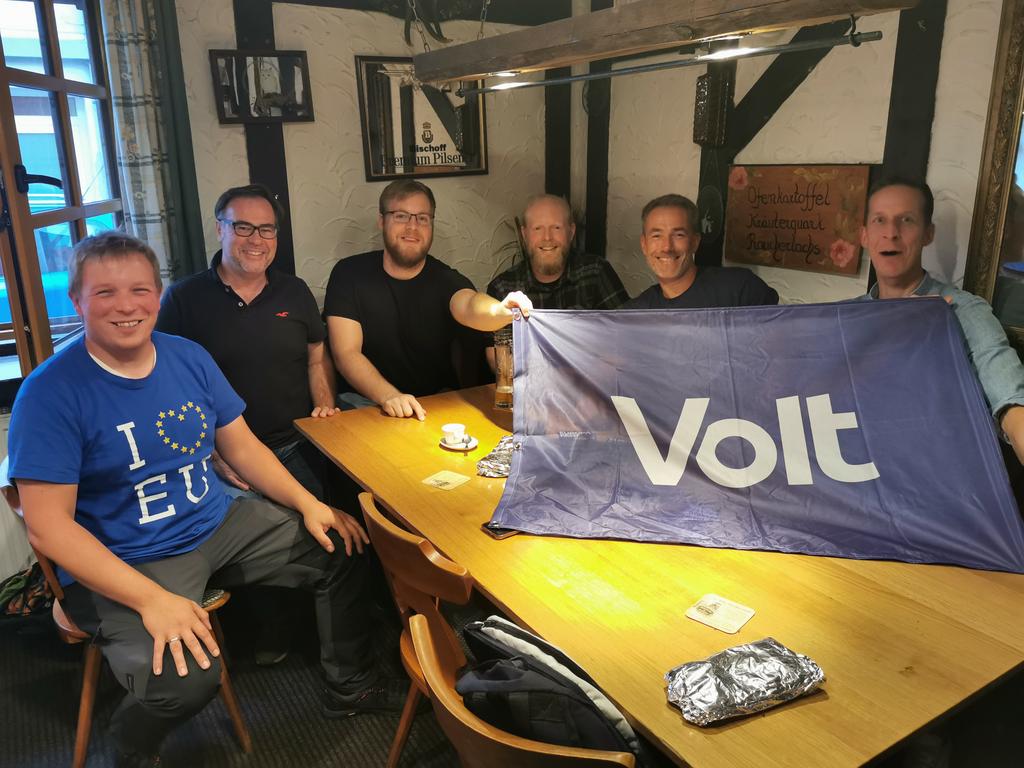 roeder_ron's tweet photo. Nachdem sich #VoltWiesbaden und #VoltRheinNahe (Bad Kreuznach, Bingen, Ingelheim) in den letzten Wochen von #VoltMainz emanzipiert haben war Gestern #VoltWorms dran. Schritt eins ist mit dem Gründungstreffen getan... am #Backfischfest soll weiter gehen. #VoteVolt https://t.co/koDR6BxKqe