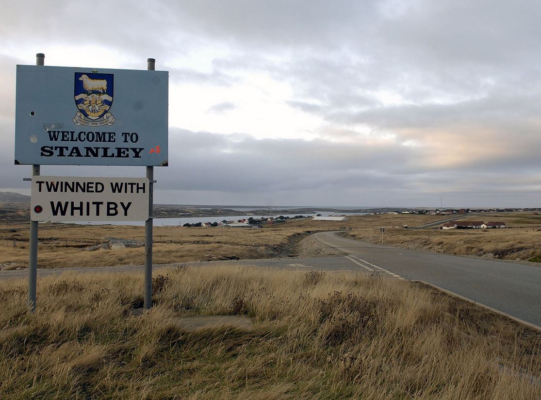 FalklandsinUK's tweet photo. Some #WednesdayWisdom, #Whitby has been twinned with #Stanley for 37 years; both are #Fishing centres and ex #Whaling #ports; both have #Whalebone #Arches & links to #HMSEndeavour, #JamesCooks ship that was used to supply #PortEgmont in the #Falklands after his voyages. #TwinTown https://t.co/ncWdX416to