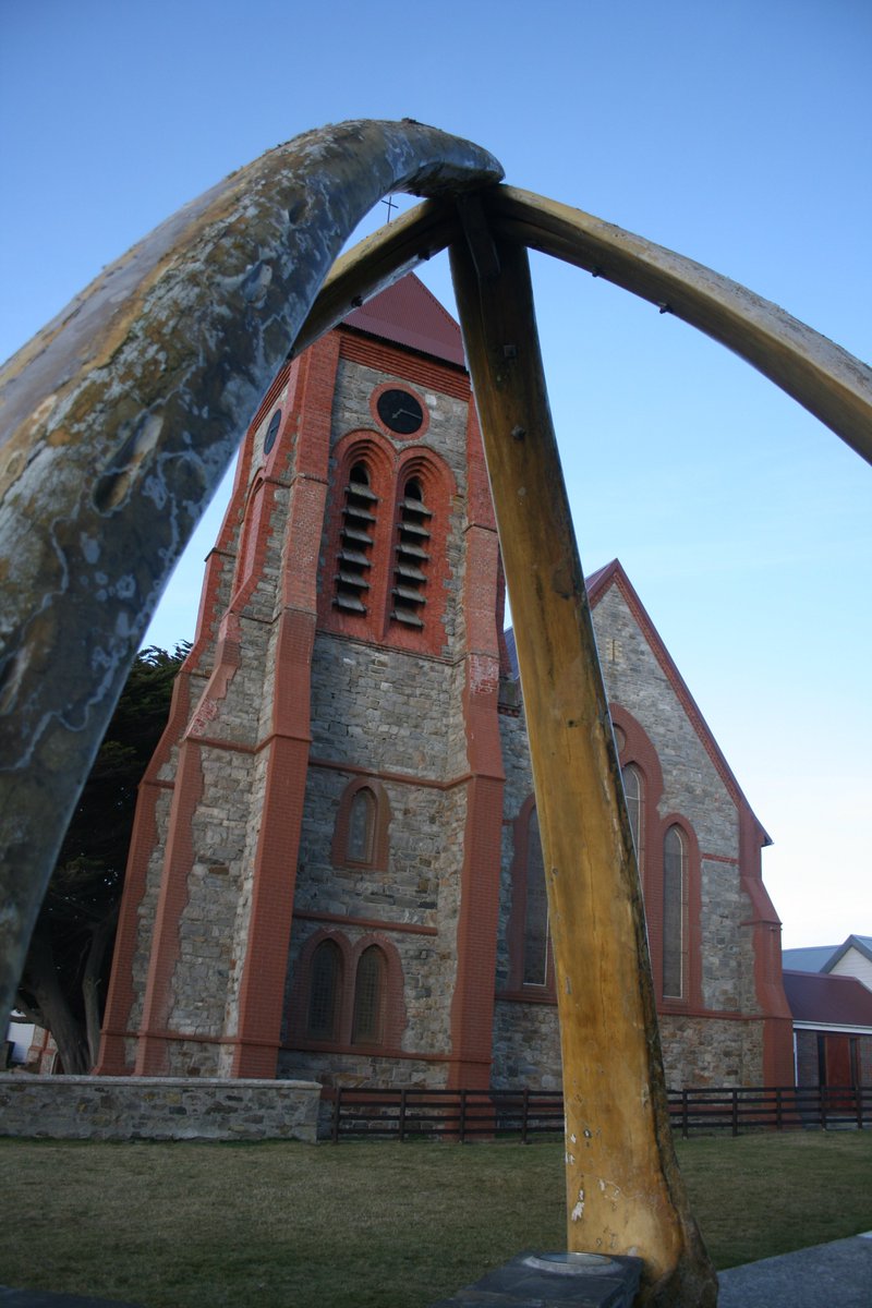 FalklandsinUK's tweet photo. Some #WednesdayWisdom, #Whitby has been twinned with #Stanley for 37 years; both are #Fishing centres and ex #Whaling #ports; both have #Whalebone #Arches & links to #HMSEndeavour, #JamesCooks ship that was used to supply #PortEgmont in the #Falklands after his voyages. #TwinTown https://t.co/ncWdX416to