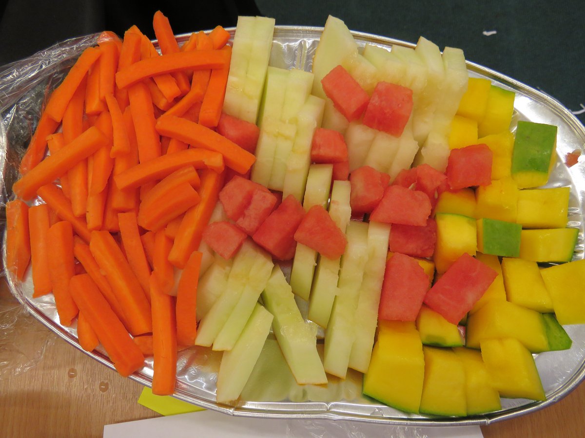 OsmaniPrimary's tweet photo. Osmani's gone #SugarSmart with the #healthy #schoolparty food 🥕🥭🍉🥒@_THEpartnership @sugarsmartuk https://t.co/KcZEWgatoG