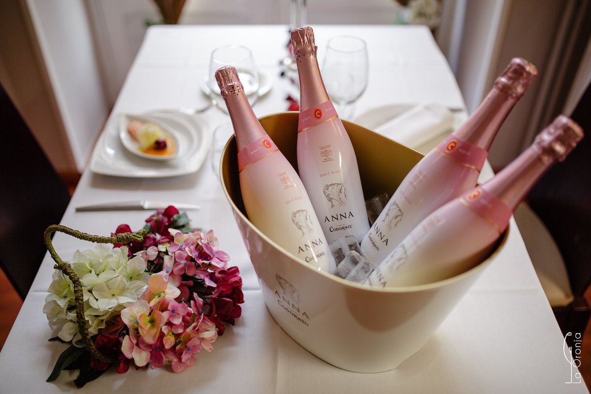 OronjaLa's tweet photo. Con estos días calurosos de #verano apetece algo fresquito ¿verdad?. Esta semana nuestra propuesta es "Anna" de Codorniú, un #cava Brut Nature rosado que está delicioso, y acompañado con nuestra #gastrotapa para qué os vamos a contar. ¡Os esperamos donde siempre! 😉😋 @laoronja https://t.co/ETffNgXvgO