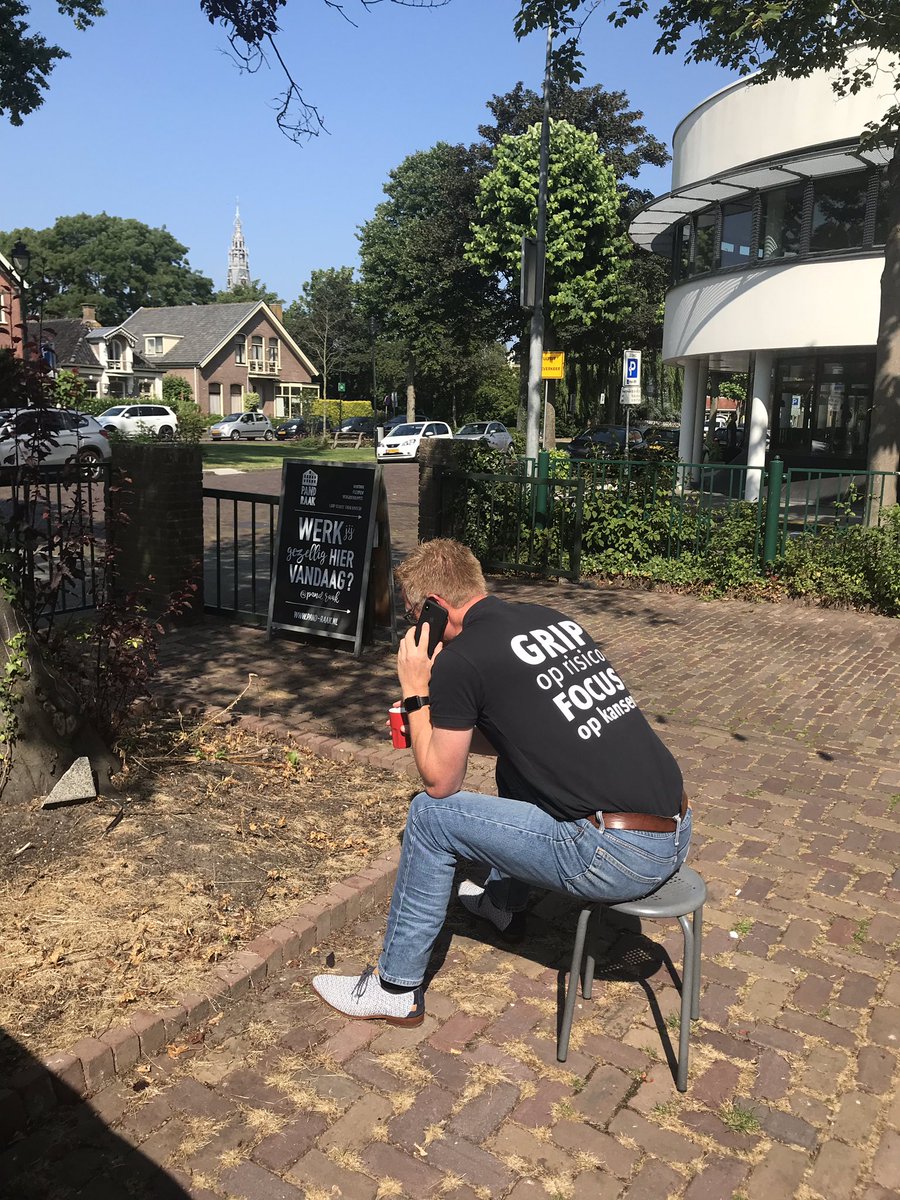 Wanneer het bijna #vakantie is en je die laatste telefoontjes nog moet doen ‘-) 

#flexwerken #vergaderen #spreekkamer #schagen