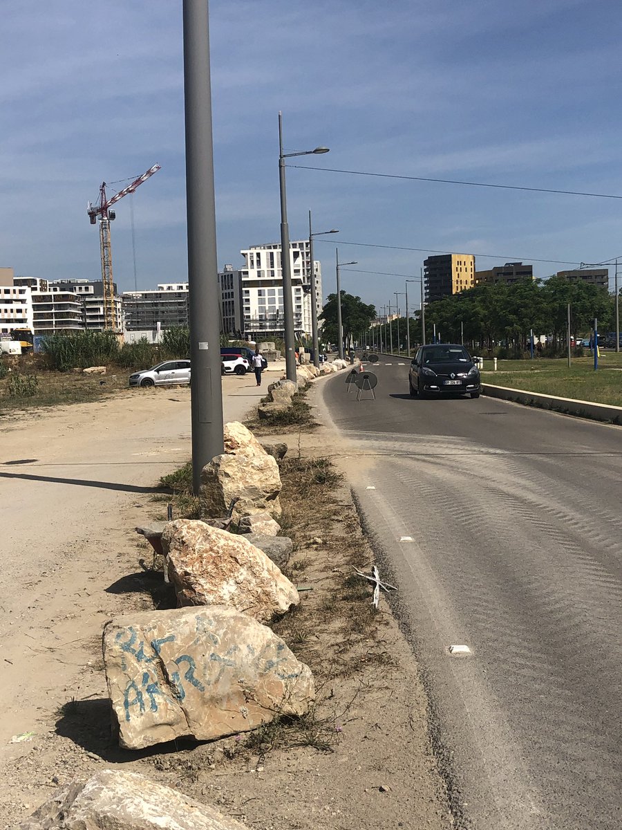 lucalbernhe's tweet photo. Avenue Raymond Dugrand: pose de rochers sur une longueur de 250m pour éviter le stationnement interdit sur la piste cyclable 🚲 et trottoir 🚶‍♂️ . Nous aménageons l’espace public pour le rendre plus sûr. Cet aménagement a été pris en charge par #montpellierauquotidien. @Saurel_P https://t.co/i4oCf5JyN2