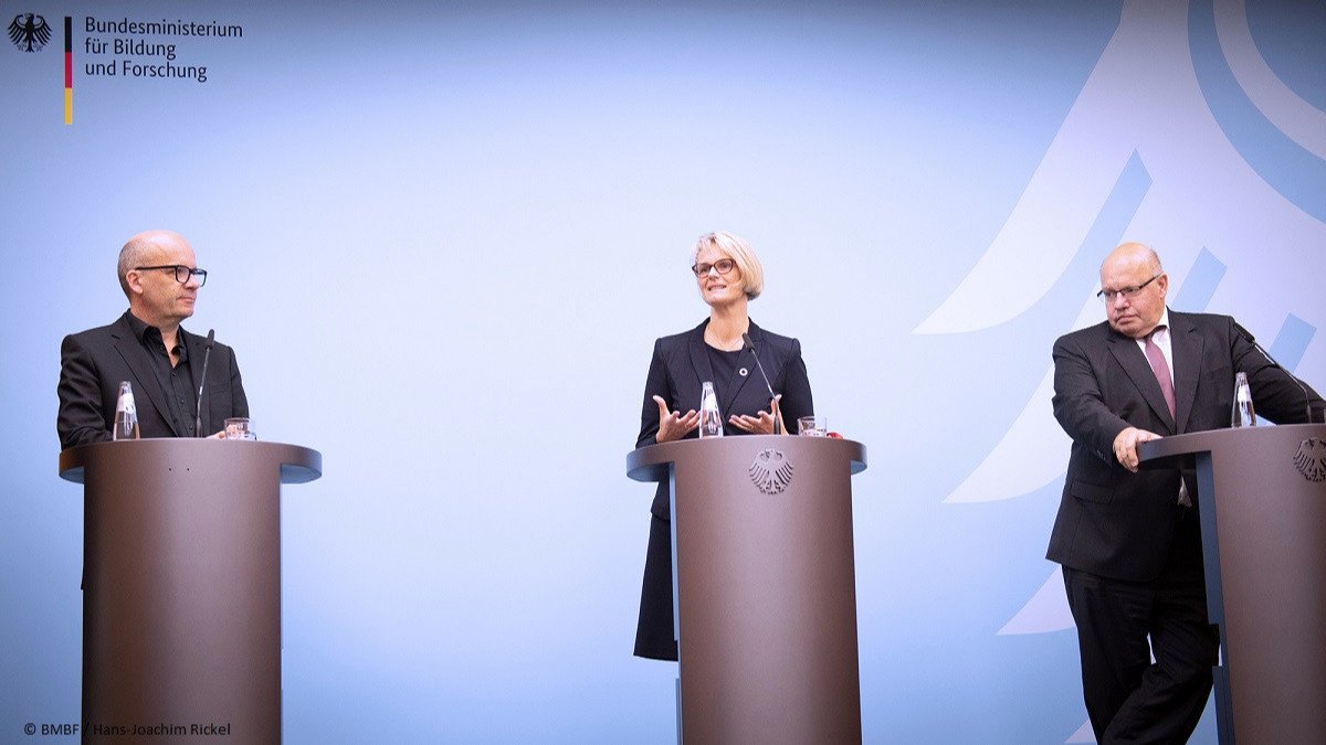 Unternehmer Rafael Laguna de la Vera soll Gründungsdirektor der Agentur für #Sprunginnovationen werden, gaben BM <a href="/AnjaKarliczek/">Anja Karliczek 🇺🇦🇮🇱</a> &amp; BM <a href="/peteraltmaier/">Peter Altmaier</a> bekannt. Die Wahl Lagunas basiert auf den einvernehmlichen Empfehlungen der Gründungskommission der Agentur. ow.ly/omOv50v2GkX