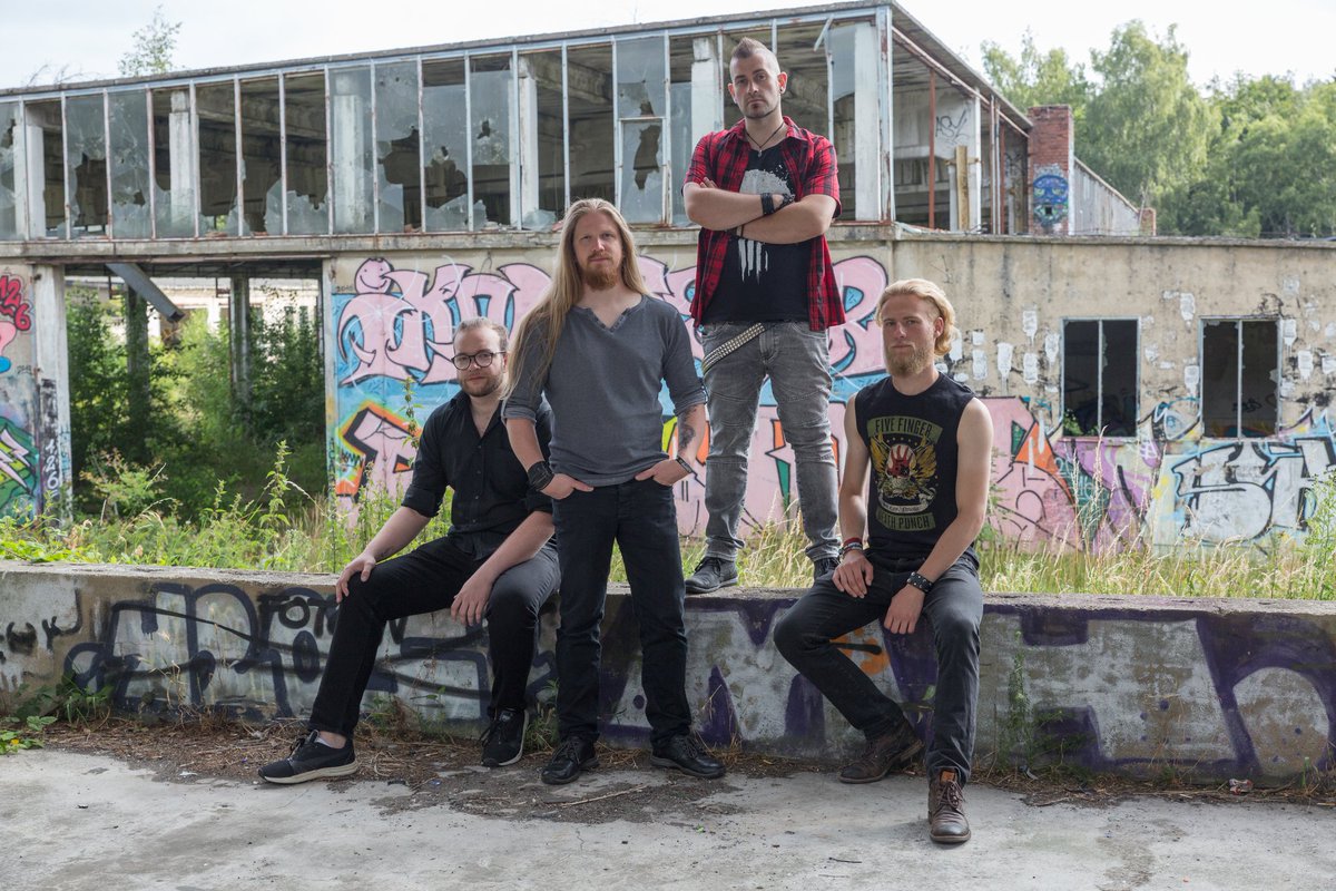 uncrook_band's tweet photo. We had a great Shooting Session with Sarah Sensen 🤘 https://t.co/vsCeQDLSiL