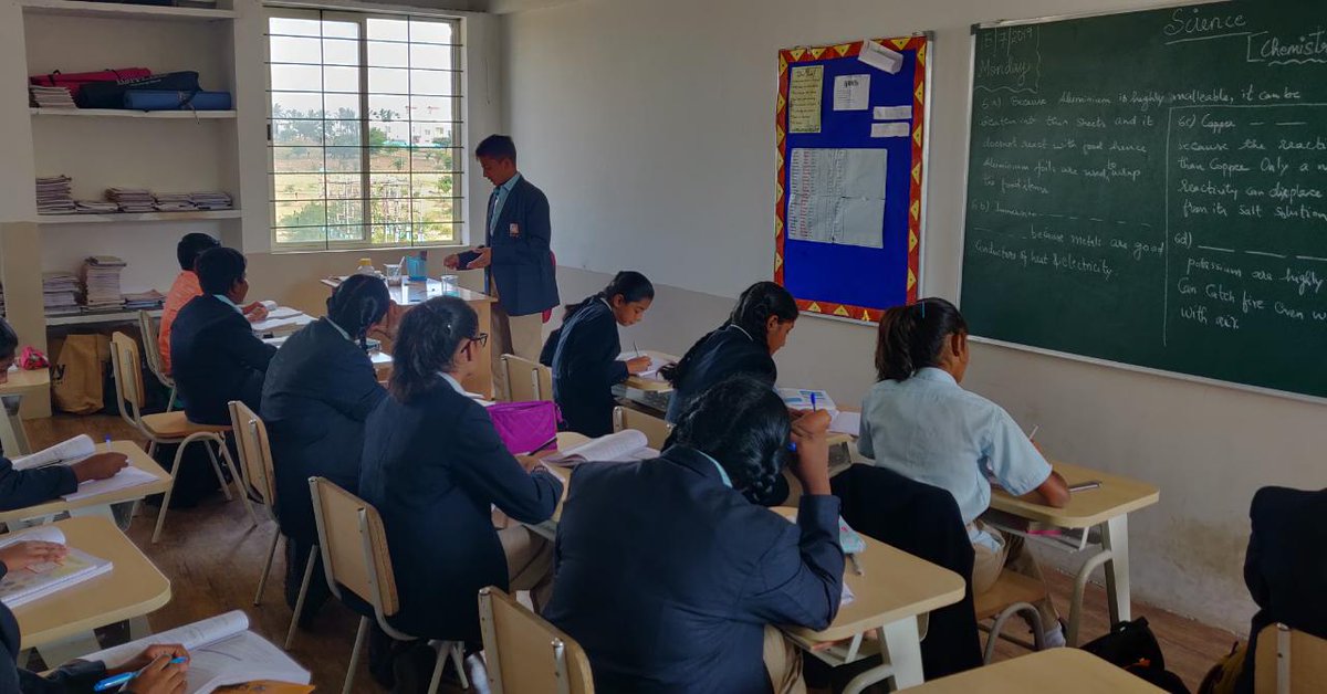 EdifyEcity's tweet photo. #Greetings From #Edify School Electronic city                   #Grade :8

#Students of Grade 8 explaining his mates about the displacement reaction taking place when Zinc metal is added to copper sulphate solution. https://t.co/wwUXBPR7vM