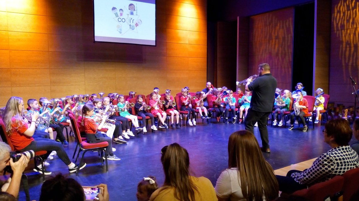 Codir_To's tweet photo. Criw Codi'r To Blwyddyn 3 @ysgol_maesincla yn edrych ymlaen i berfformio heddiw yn @VenueCymru @Celf_Cymru #dewchiddathlu #dysgucreadigol https://t.co/C8JdnwsuT6