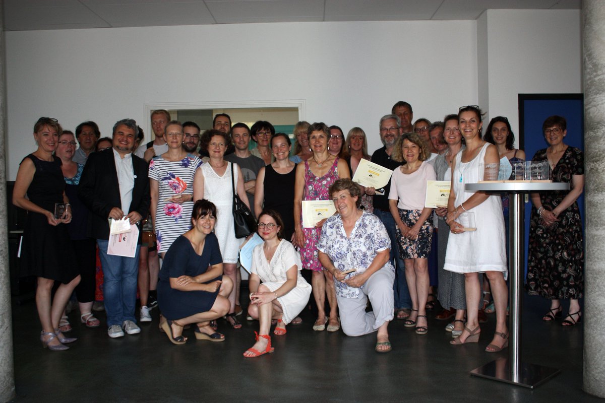 UnivAngers's tweet photo. Le 28 juin, 25 agents de l'UA ont reçu le Trophée 🏆 de l'accompagnement par les pairs dans le cadre du #compagnonnage, du tutorat et de l'#apprentissage. Depuis 2016, ce dispositif vise à accompagner les nouveaux personnels dans leur intégration professionnelle  🤝 https://t.co/QHmwaov9cd