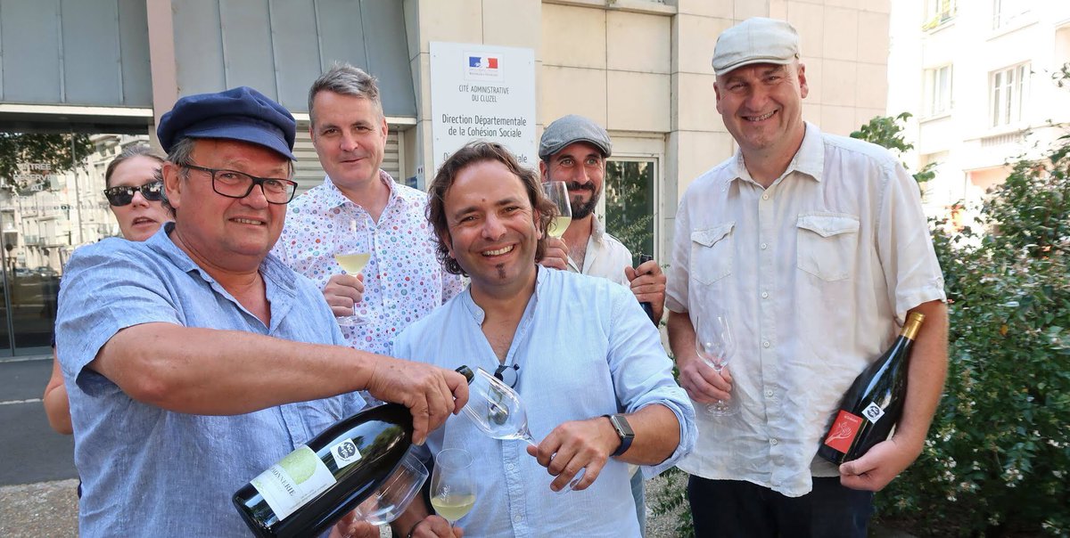 appvinnaturel's tweet photo. Un nouveau syndicat et une nouvelle tentative de donner un cadre juridique pour les vins "sans papiers". Forcément, on est curieux de savoir ce que cela va donner ;) 
 https://t.co/5ONbX3Y5FW https://t.co/t0W00XssxA