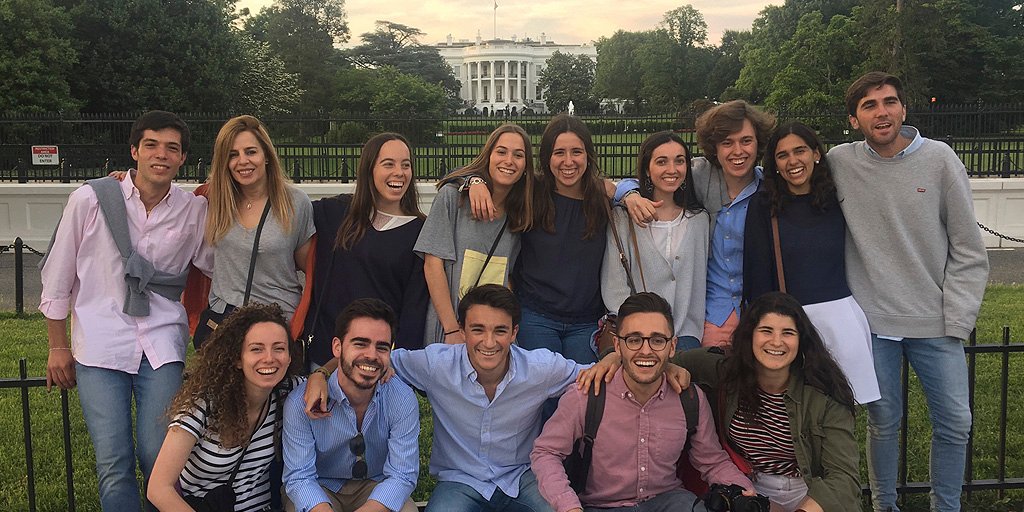 unav's tweet photo. Más de 10 grados y másteres incluyen, como parte de su programa, estancias académicas en el extranjero. Clases, visitas a instituciones y empresas, encuentros con profesionales, salidas culturales...
Los alumnos nos han contado su experiencia 🌎👇
https://t.co/6nsGio3FTp https://t.co/xjbn4TMKxK