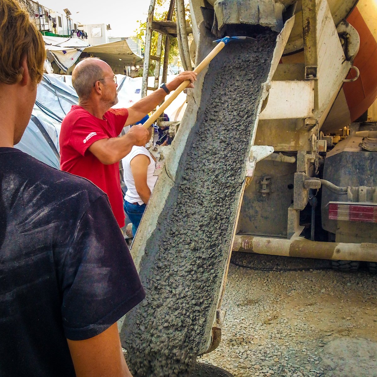 chooselove's tweet image. This team know the meaning of hard graft 💪🔧

Day-in, day-out, the Watershed team work in the blazing sun on the island of Lesvos. They fix taps, unblock sewage pipes, mend toilets &amp;amp; keep showers working. It’s vital work that helps make life for refugees a little more bearable.