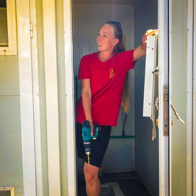 chooselove's tweet image. This team know the meaning of hard graft 💪🔧

Day-in, day-out, the Watershed team work in the blazing sun on the island of Lesvos. They fix taps, unblock sewage pipes, mend toilets &amp;amp; keep showers working. It’s vital work that helps make life for refugees a little more bearable.