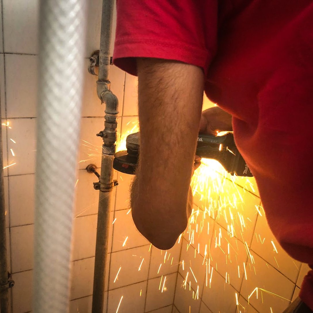 chooselove's tweet image. This team know the meaning of hard graft 💪🔧

Day-in, day-out, the Watershed team work in the blazing sun on the island of Lesvos. They fix taps, unblock sewage pipes, mend toilets &amp;amp; keep showers working. It’s vital work that helps make life for refugees a little more bearable.