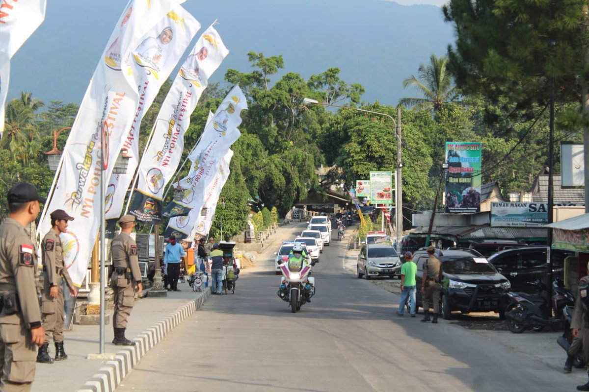 binamargapwk's tweet photo. Rangkaian #HUTPurwakarta acara ngarak indung cai, melestarikan adat budaya leluhur @ratna_anne @DiskominfoPWK @Kaharti_PWK https://t.co/nR7iG0CJO6