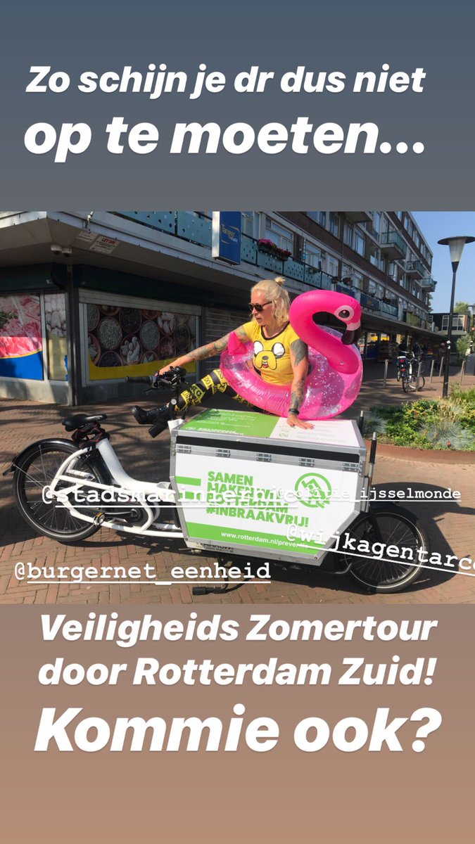 Tante Alie is lekker op Veiligheids Zomertour door Rotterdam Zuid! Kommie ook? Next stop Groenezoom! @NienkeRiemersma @ReneRooijen @POL_RPeters @POL_Feijenoord @POL_IJsselmonde @POL_Charlois @Burgernet_ZH