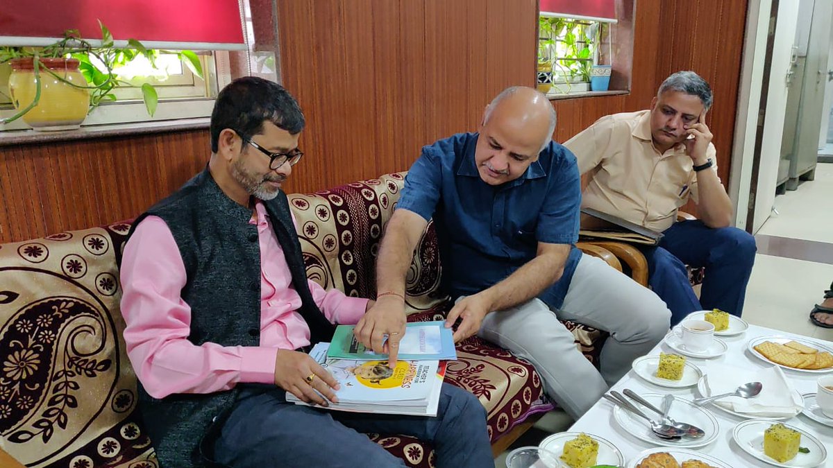 AamAadmiParty's tweet image. Delhi Dy CM &amp;amp; @Minister_Edu @msisodia alongwith Meghalaya Education Minister Lahkmen Rymbui visited Sarvodaya Vidyalaya, Rouse Avenue today morning. The Meghalaya Minister interacted with students, teachers to gain exposure on #DelhiEduReforms like #HappinessClass