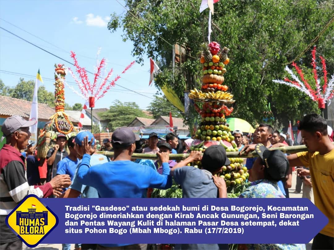 ProkompimBlora's tweet photo. Rabu (17/7/2019)
Tradisi "Gasdeso" atau sedekah bumi di Desa Bogorejo, Kecamatan Bogorejo dimeriahkan dengan Kirab Ancak Gunungan, Seni Barongan dan Pentas Wayang Kulit di halaman Pasar Desa setempat, dekat situs Pohon Bogo (Mbah Mbogo).
Ayo #DolanBlora #VisitBlora #HumasBlora https://t.co/eFdIAmyX66