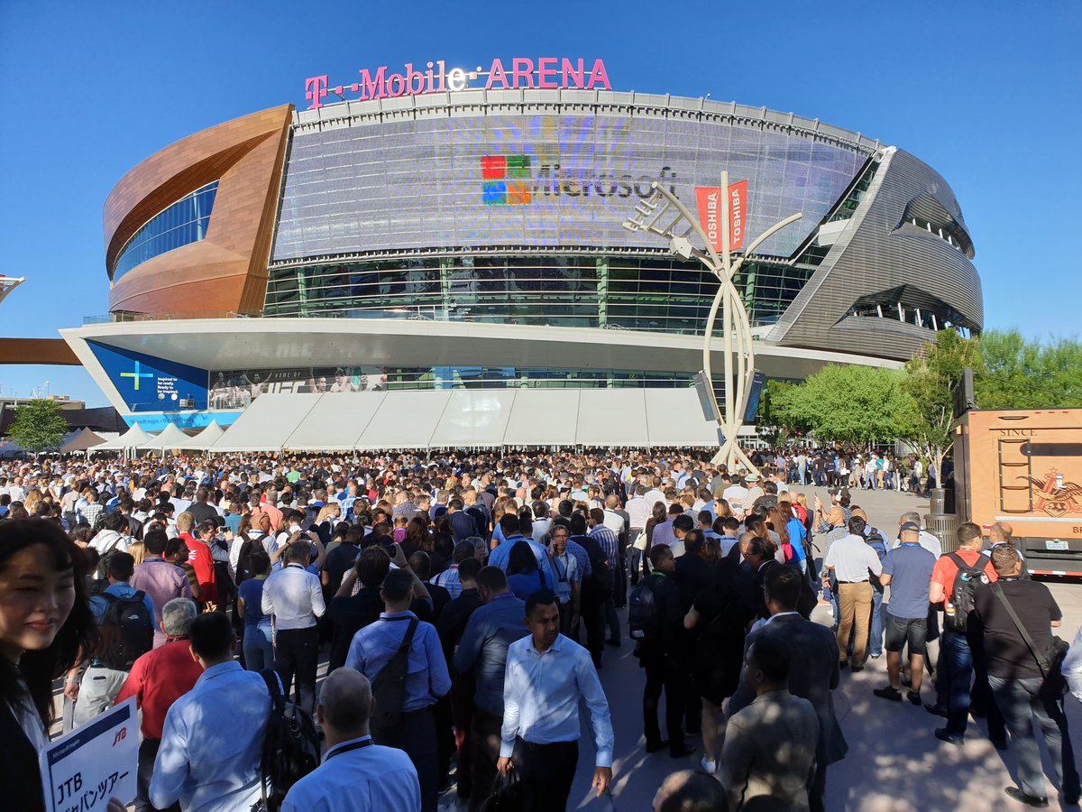 just a couple of people waiting to enter the #TMobileArena for #MSinspire plenary session with <a href="/satyanadella/">Satya Nadella</a> corenote... 
#HPEMSFT