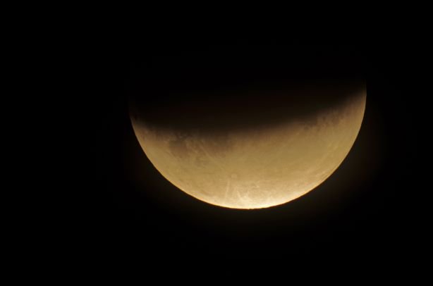 Sternwartesolms's tweet photo. MoFi 07/2019 Aufnahmen auf der Sternwarte Burgsolms/Volkssternwarte Mittelhessen e.V. @Sterne_Weltraum #Mondfinsternis #Mond #MoFi  #mittelhessen #Astronomie #Kernschatten #Solms #Wetzlar. Zwischen 23h33-23h39 bei ISO100/200 und 0.3-0.6sec Belichtung mit dem alten 4"/1400mm FH https://t.co/LzhyJbE8d4