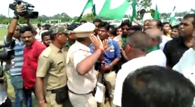 Furore in #Odisha after Kendrapara SP Niti Shekhar manhandles a journalist of @News18Odia. SP pushes journalist away & raises his hand in an apparent bid to slap him. DGP RP Sharma says footage is being reviewed. ExDGP Sanjeev Marik condemns SP’s act. @news18dotcom @Naveen_Odisha