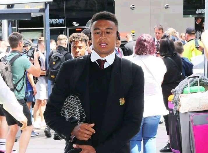 Vic On Twitter Picture 1 Here Is Fred Of Man Utd His Wife And Their Cute Son Picture 2 Is Jesse Lingard Freds Teammate And Friend Question Who Is The Father Mufc Pogba