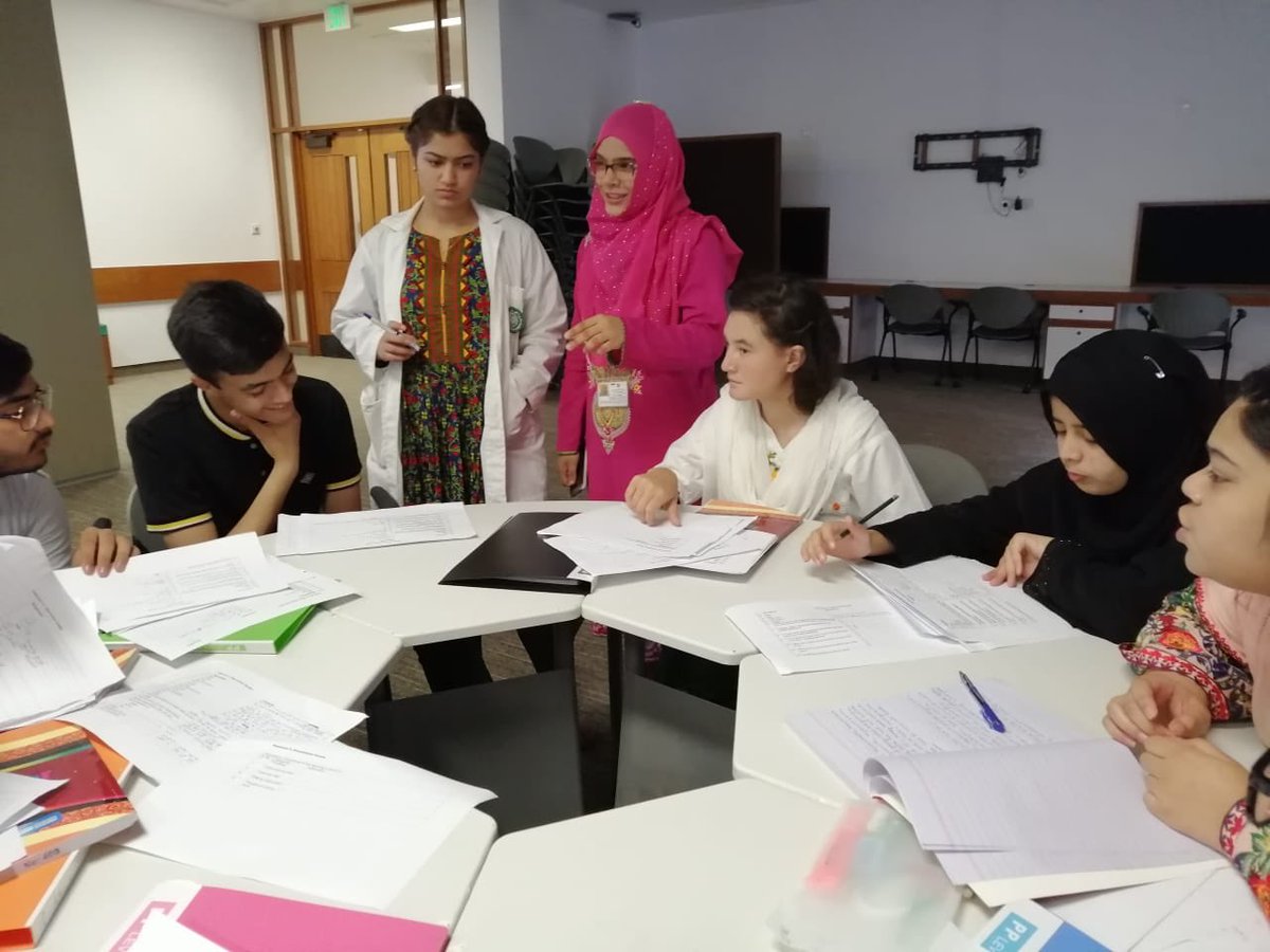 srf_aku's tweet photo. AKU Scholarship Research Camp | SRF members held interactive discussions with some of the brightest school students all over 🇵🇰! Mentoring them on ‘ideal’ research questions, the SRF team helped budding leaders navigate through their 1st research journey! #givingback @AKUGlobal https://t.co/0SgsYM5RGA