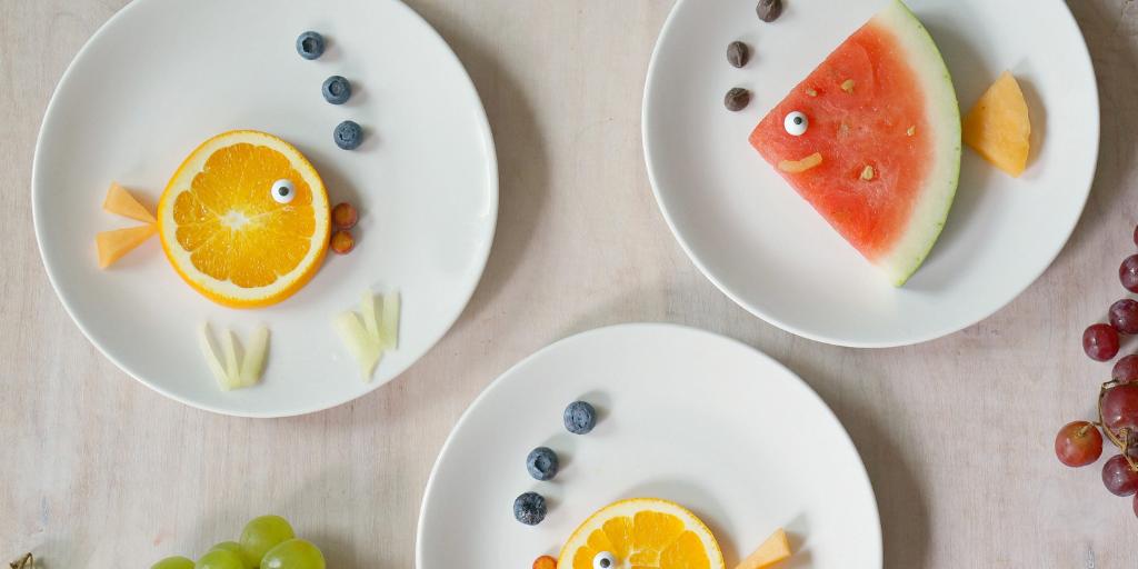 HarrisTeeter's tweet image. Kids getting bored this summer? Try this Fruit Fish Food Art for a fun snacktime activity! Find the steps here: bit.ly/HTFruitFish