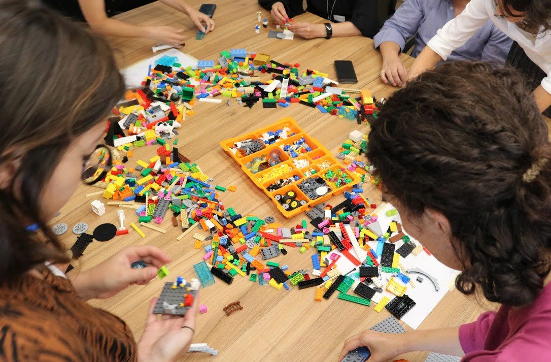 LabX_govpt's tweet image. Workshop #Lego® #SeriousPlay® about #TeamIdentity with our network of #InnovationChampions from portuguese public sector. #InnovGov #LabX #OficinaLabX 😎🏅🏆🇵🇹