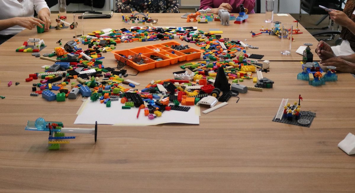 LabX_govpt's tweet image. Workshop #Lego® #SeriousPlay® about #TeamIdentity with our network of #InnovationChampions from portuguese public sector. #InnovGov #LabX #OficinaLabX 😎🏅🏆🇵🇹
