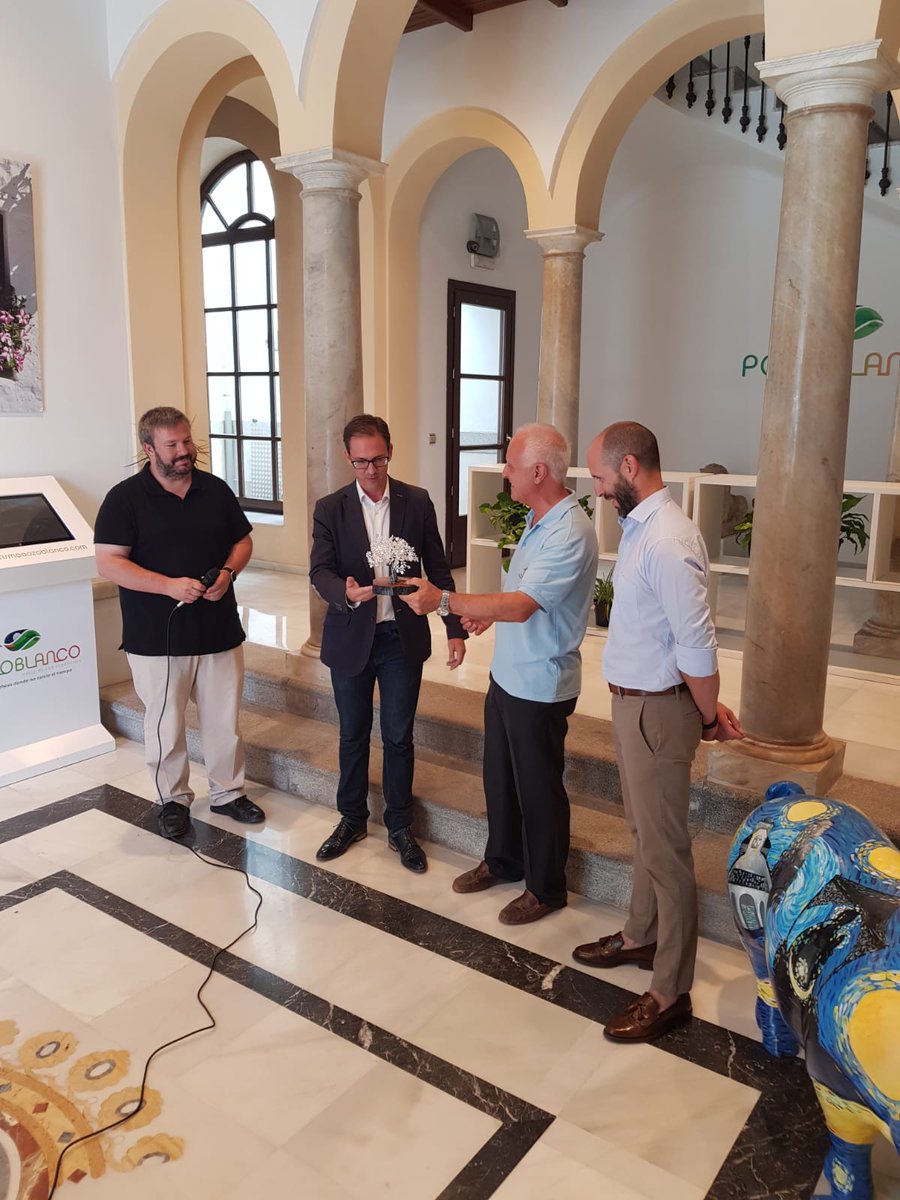 SalesianosPZB's tweet photo. El Ayuntamiento agradece a Teodoro sus años de trabajo en Pozoblanco y da la bienvenida a Manuel, nuevo director titular de la Casa Salesiana https://t.co/u67uvoDn82