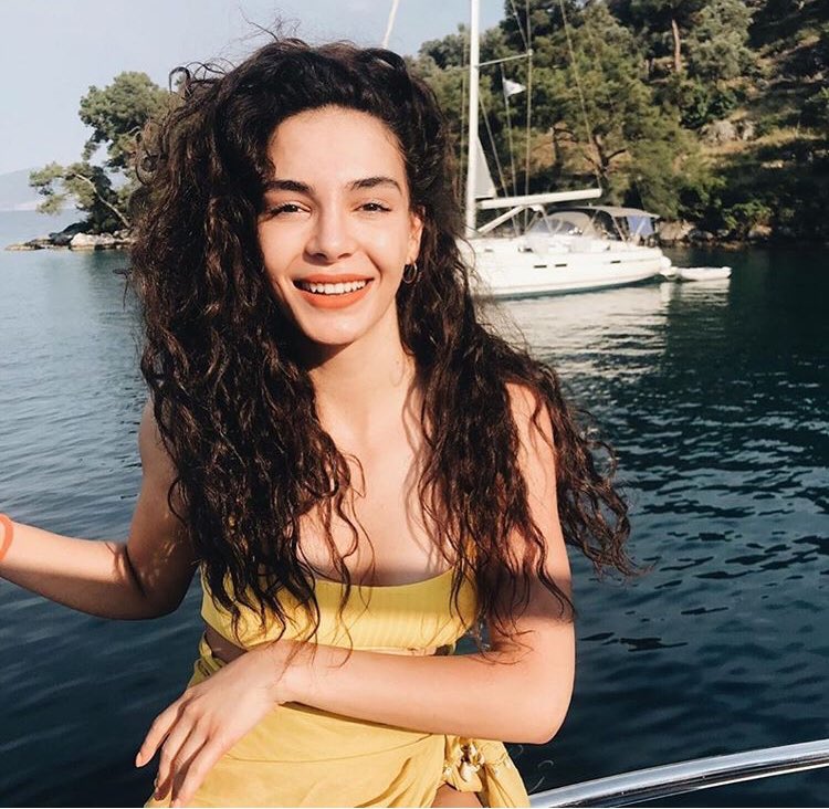 Ebru Şahin'in rol aldığı 'Şuursuz Aşk' filminin setini basan hayranlarını güvenlik görevlileri uzaklaştırmak isteyince Ebru Şahin duruma müdahale etti ve hayranlarıyla bir araya gelen güzel oyuncu onları kırmayarak hepsiyle tek tek fotoğraf çektirerek gönülleri fethetti.