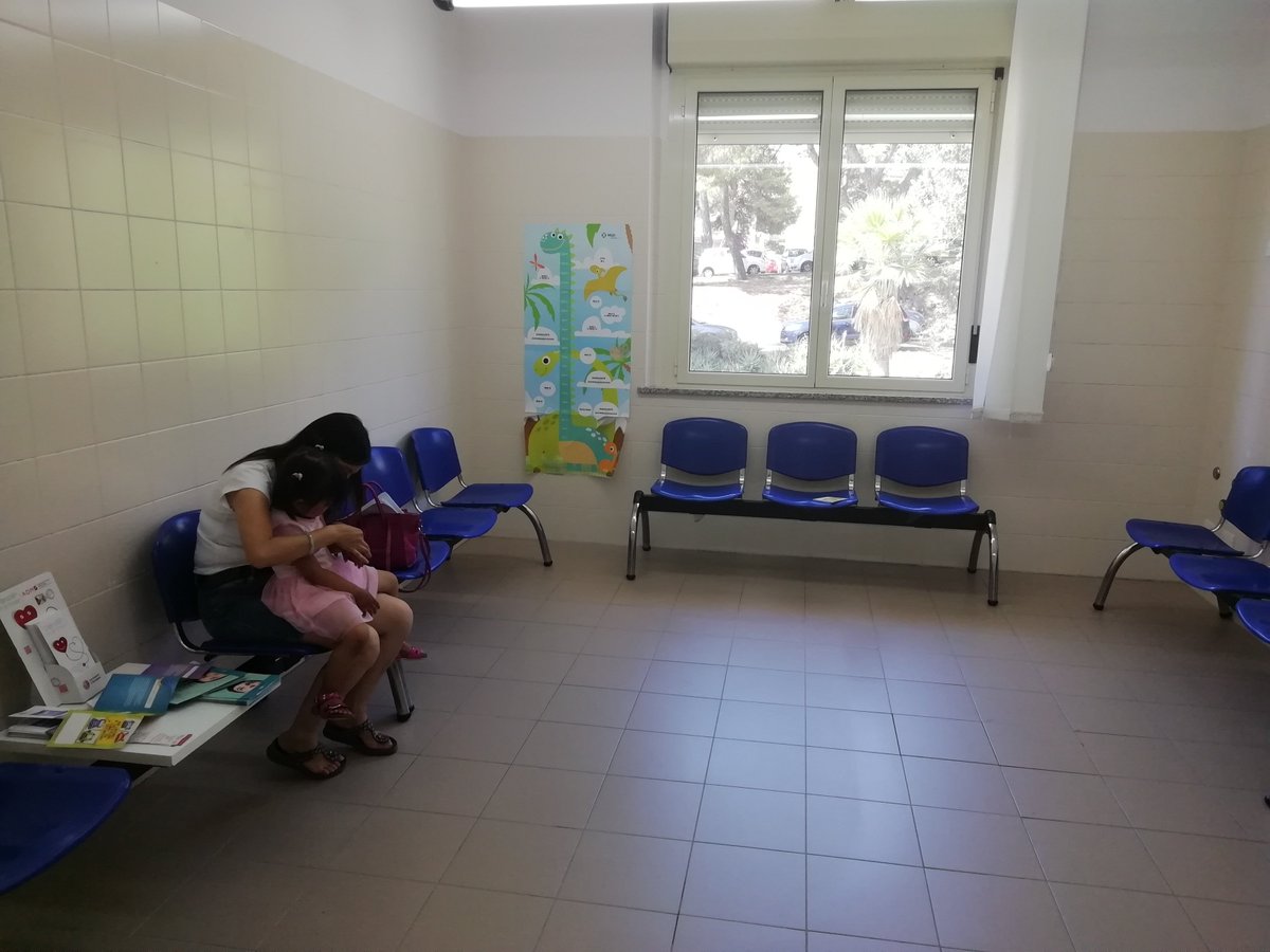 ATS_Sardegna's tweet photo. Una nuova sede per le #vaccinazioni per bimbi e adolescenti nel complesso dell'ospedale Binaghi: ampi locali e uno spazio bimbi per rendere più confortevole l'accoglienza, dei piccoli pazienti #assldicagliari #igienepubblica https://t.co/9SvVEb6qvM